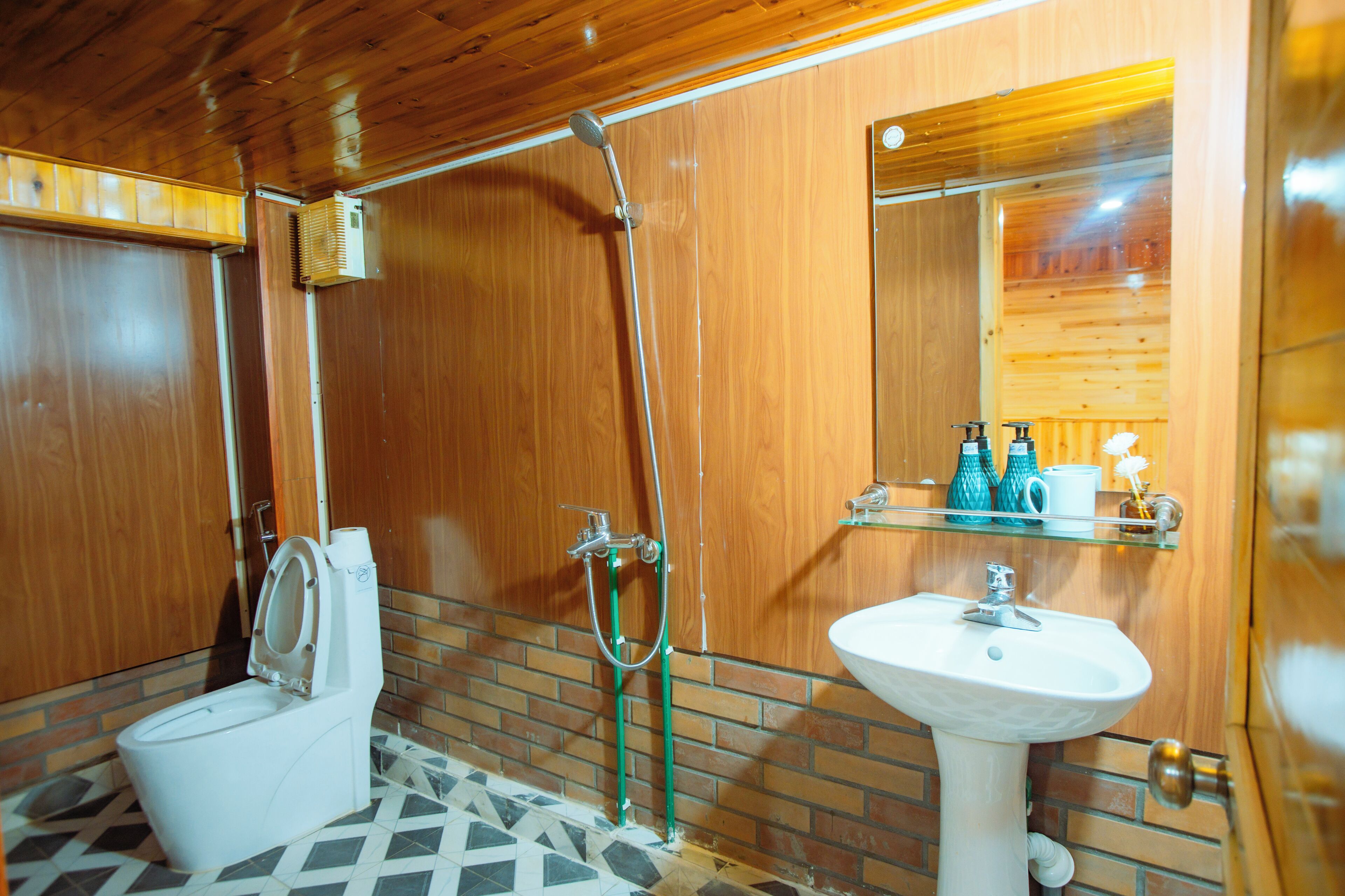 Shower, hydromassage showerhead, free toiletries, hair dryer