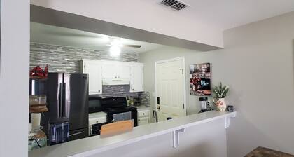 Charming & Spacious 4-bedroom homr with AC, WiFi, Lots of Parking in Brownsville