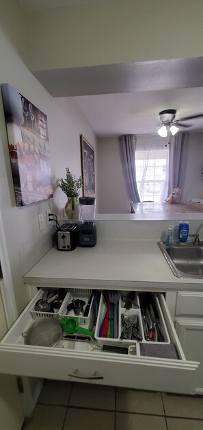 Frigorifero, microonde, forno, piano cottura