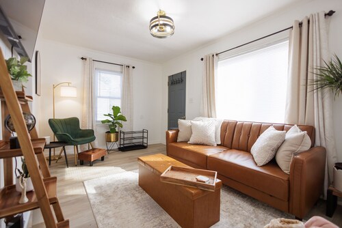 2-bedroom house in charming Aroma Park with AC, WiFi.