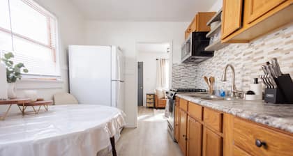 2-bedroom house in charming Aroma Park with AC, WiFi.