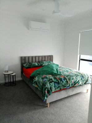 1 bedroom, desk, free WiFi, bed sheets - Private apartment room unit, fully furnished located 35 mins from Brisbane cbd (Redbank Plains)