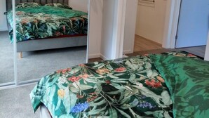 Une chambre à coucher avec un lit, une armoire et une porte.