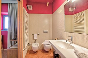 Doccia, asciugacapelli, bidet, asciugamani