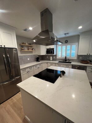 Fridge, microwave, oven, stovetop - Private 1 bedroom, 1 bath
In-unit Washer-Dryer (Phoenix)