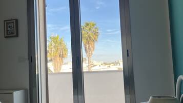 3 camere, una scrivania, ferro/asse da stiro, culla da viaggio