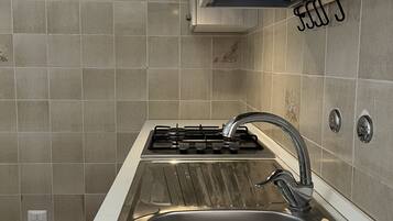 Frigorifero, forno, macchina per tè/caffè, pentole/stoviglie/utensili