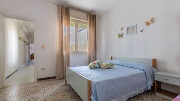 2 Schlafzimmer, Schreibtisch