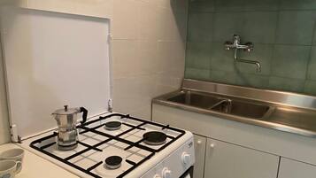 Frigorifero, forno, macchina per tè/caffè, pentole/stoviglie/utensili