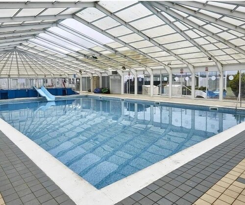 Family Caravan - Sleeps 6 - Pets allowed - Pool