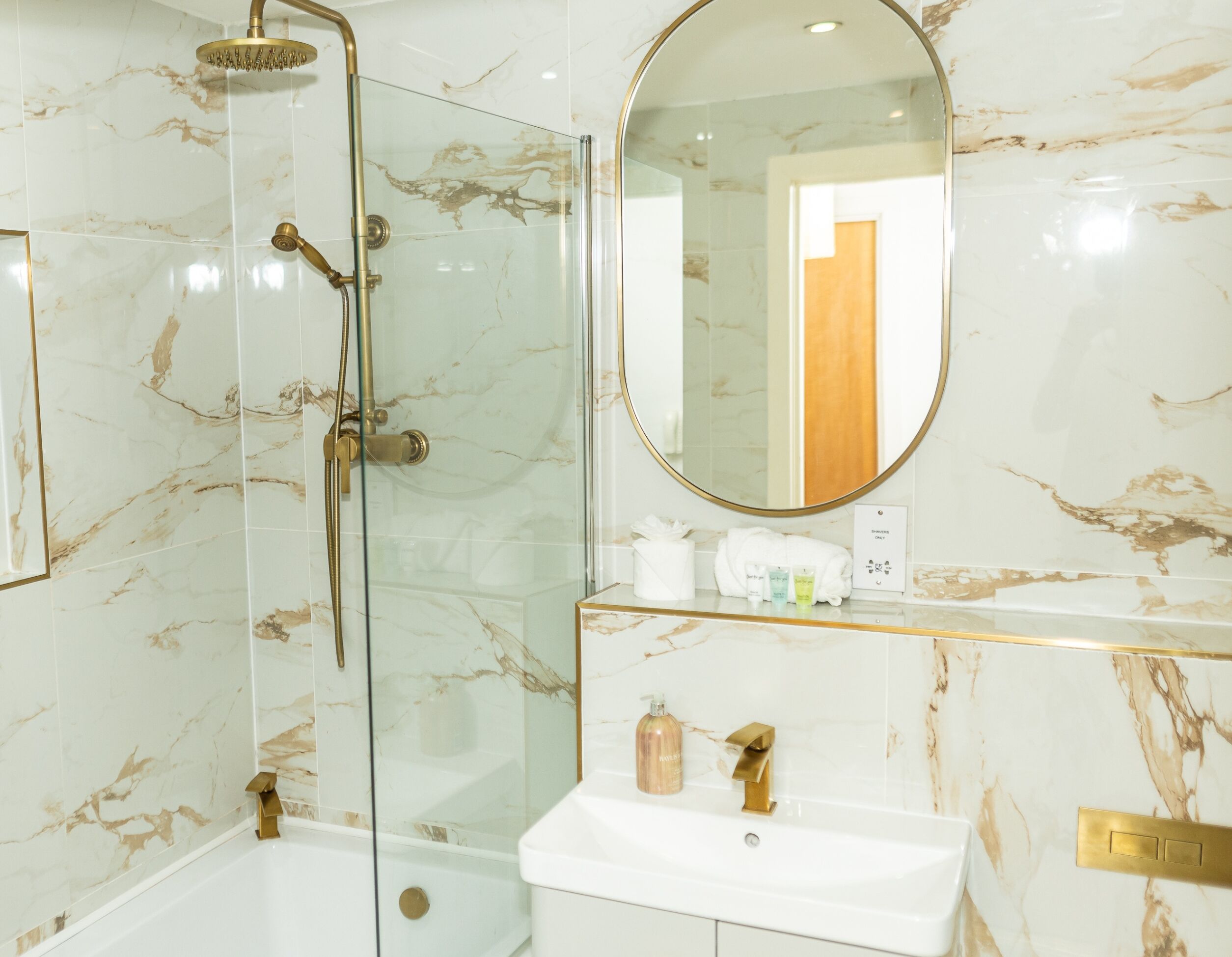 シャワー、ヘアドライヤー、タオル