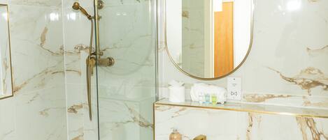 シャワー、ヘアドライヤー、タオル