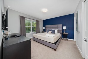 4 habitaciones, escritorio y tabla de planchar con plancha 