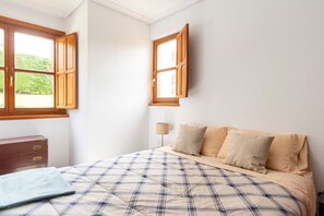 2 slaapkamers, een strijkplank/strijkijzer, beddengoed