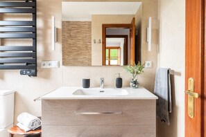 Een haardroger, handdoeken