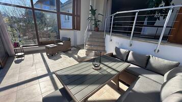 Fernseher, Kamin, Stereoanlage