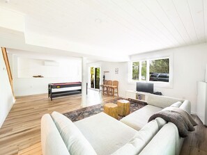 Smart TV, fireplace, table tennis - Lakeview Cottage on Otis Reservoir (Tolland)