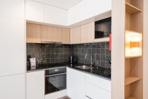 Een koelkast, een magnetron, een oven, een koffiezetapparaat/waterkoker