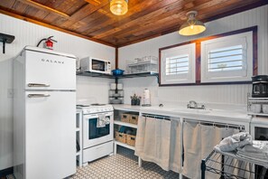 冷蔵庫、電子レンジ、オーブン、コンロ