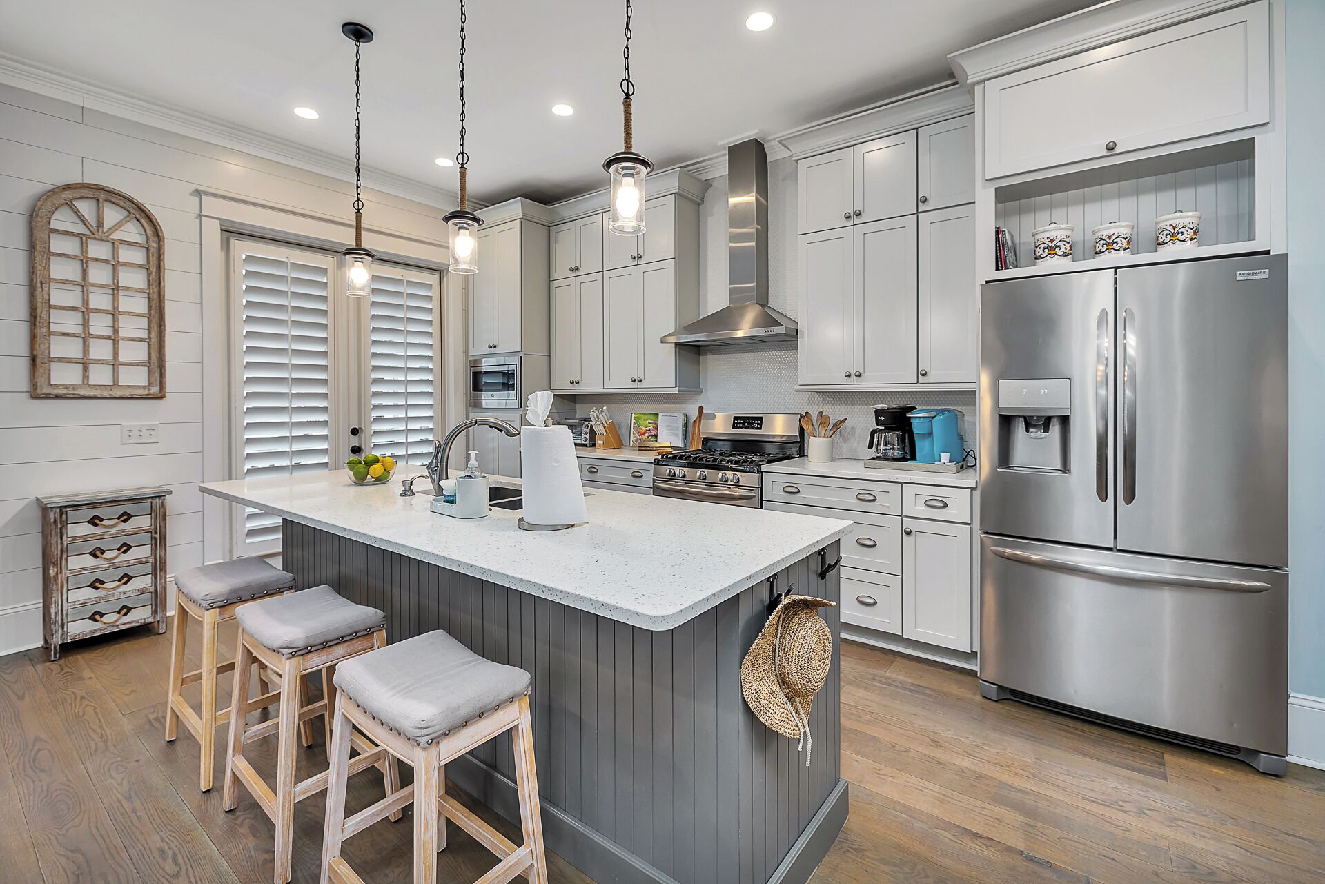 Jääkaappi, mikroaaltouuni, uuni, liesi