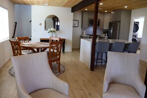 Dining - Charming 2-bedroom Barndominium in Anza with AC, WiFi. Enjoyable getaway (Anza)
