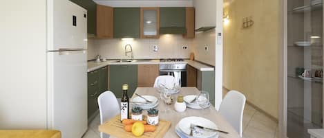 Fridge, oven, stovetop, dishwasher