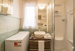 Een douche, een haardroger, een bidet, handdoeken