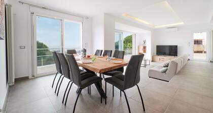 Beautiful Villa With Terrace Near Beach