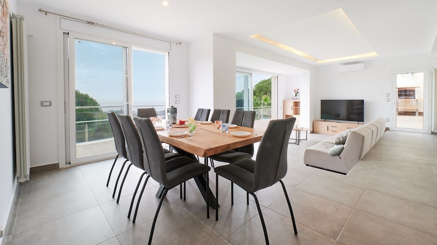 Beautiful Villa With Terrace Near Beach