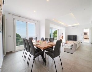 Villa | Dining - Beautiful Villa With Terrace Near Beach (Lloret de Mar)
