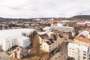 Located near a waterfront, this high-rise building offers stunning views of the surrounding hills.