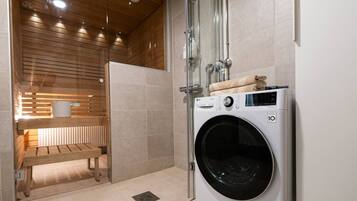 Secador de cabelo, toalhas de banho