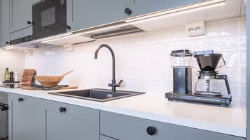 Jääkaappi, mikroaaltouuni, uuni, liesi