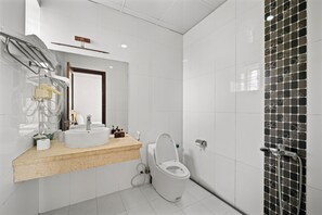 Chambre Triple Deluxe, vue ville | Salle de bain