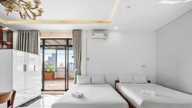 Ein modernes Hotelzimmer mit einem großen Bett, einem Schreibtisch und einem Kleiderschrank.