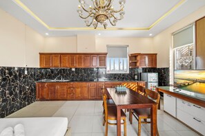 Chambre Familiale, vue ville | Cuisine privée