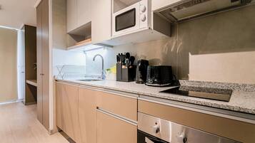 Refrigerador, microondas, horno y parrilla de estufa
