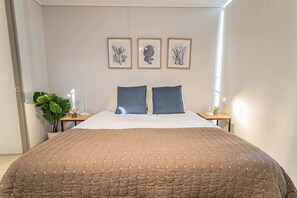 Iron/ironing board, WiFi, bed sheets