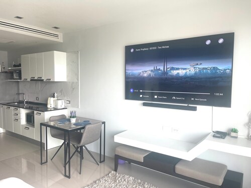 Newly renovated Ocean View condo with AC, WiFi in awesome Tambon Patong