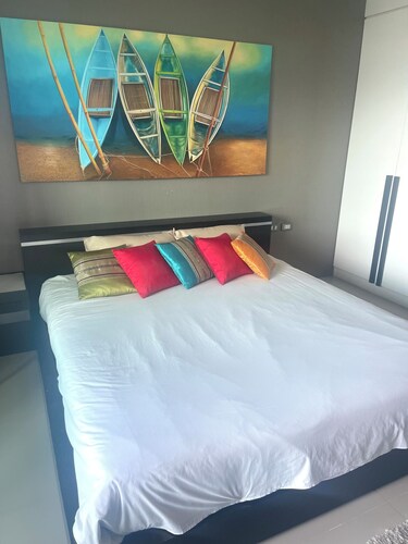 Newly renovated Ocean View condo with AC, WiFi in awesome Tambon Patong