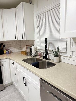 Fridge, microwave, oven, stovetop - 3-bedroom house in wonderful Erie with AC, WiFi (Erie)