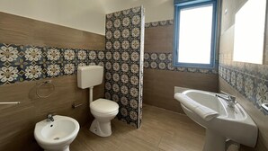 A bathroom with a toilet, bidet, and sink. - PIETRA MARINA APARTMENT (BALESTRATE)