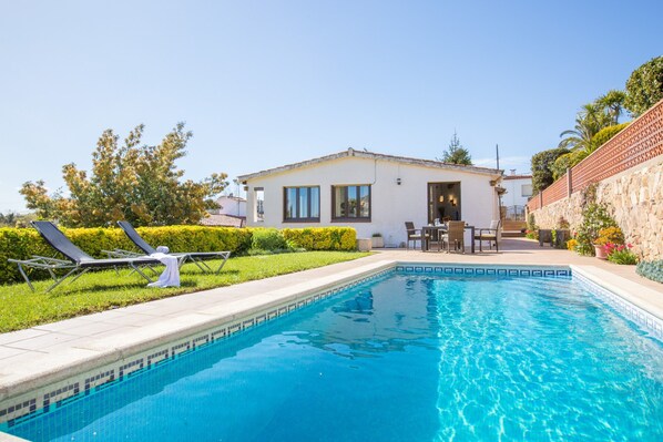 Villa | Piscina | Una piscina cubierta, una piscina al aire libre