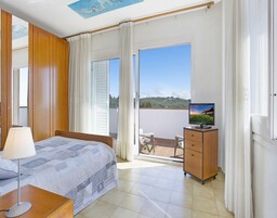 5 habitaciones y tabla de planchar con plancha 