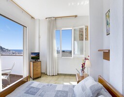 5 habitaciones y tabla de planchar con plancha