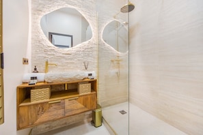Dusche, Haartrockner, Handtücher