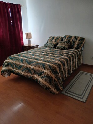 2 عدّة غرف نوم ومكواة/لوح كي وواي فاي وملاءات أسرّة