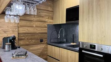 Microwave, dishwasher, electric kettle, toaster