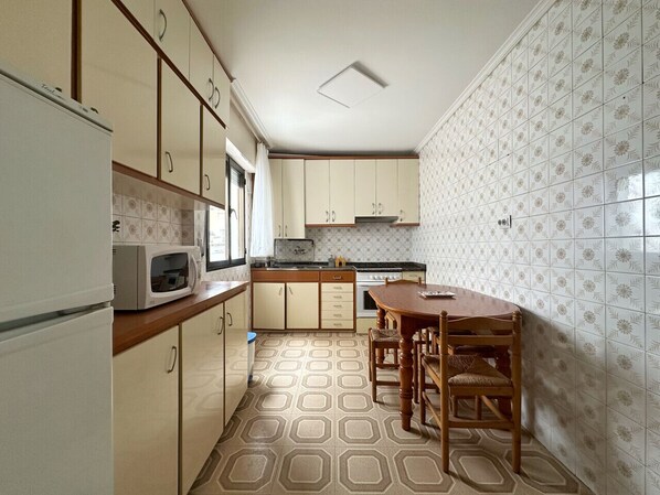 Fridge, microwave, oven, coffee/tea maker