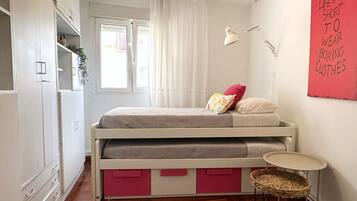 3 slaapkamers, een strijkplank/strijkijzer, wifi, beddengoed